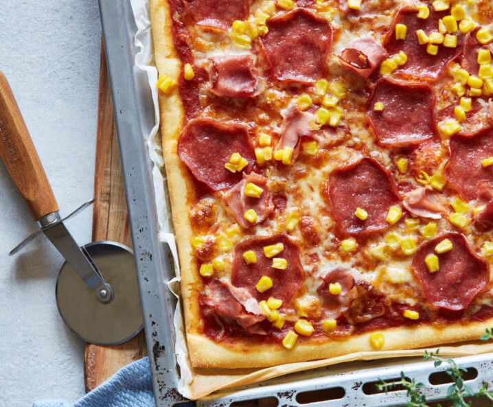 Schinken-Salami Pizza mit Mais