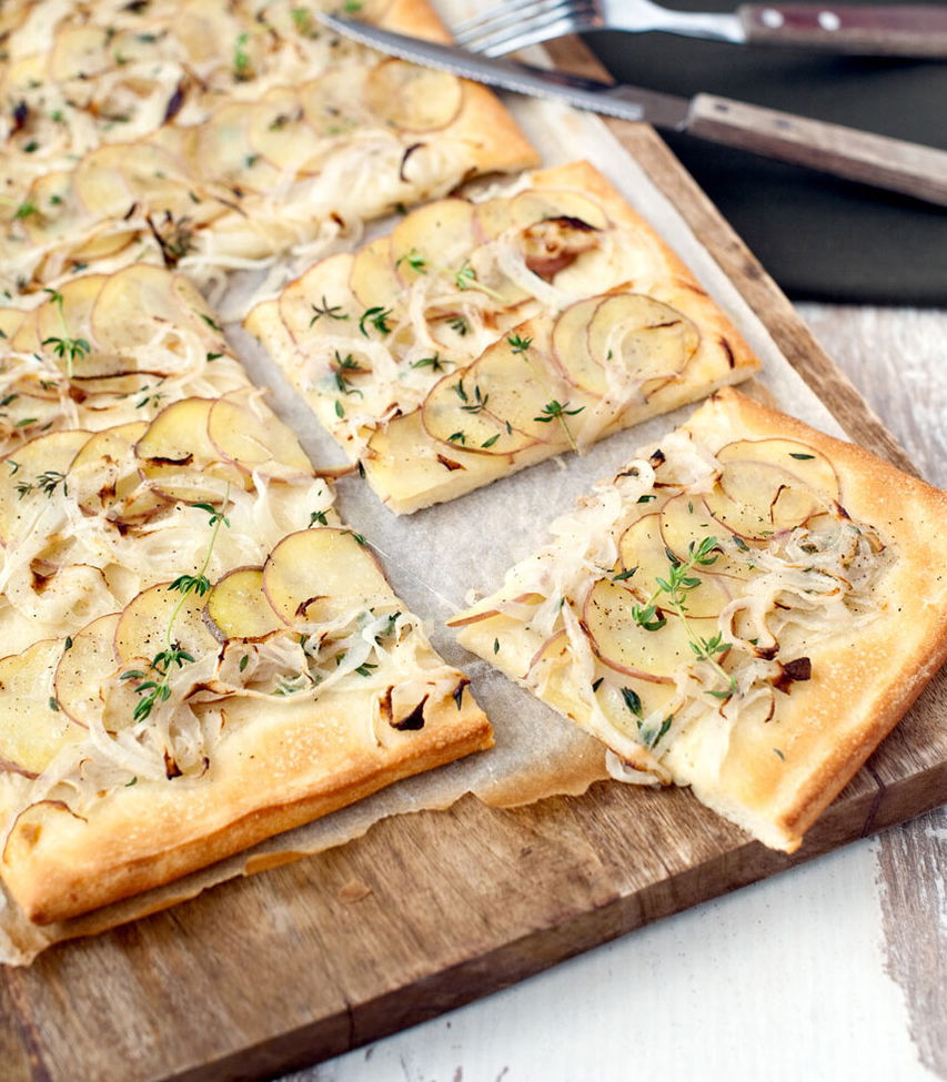 Pizza mit Kartoffeln und Zwiebeln