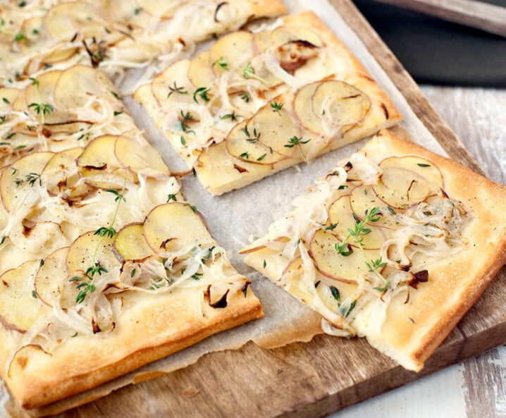 Pizza mit Kartoffeln und Zwiebeln