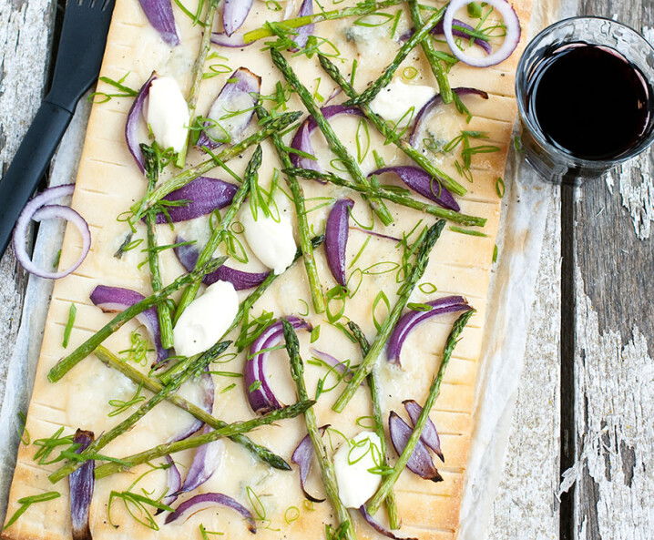 Pizza mit grünem Spargel, Gorgonzola und Zwiebeln