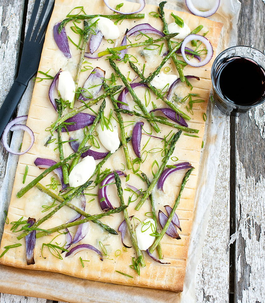 Pizza mit grünem Spargel, Gorgonzola und Zwiebeln