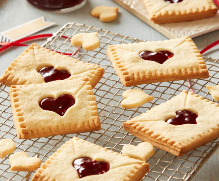 Vanillecreme auf der ausgekühlten Blätterteigpizza verteilen. Mit Erdbeeren belegen und sofort servieren oder bis zum Verzehr im Kühlschrank aufbewahren.