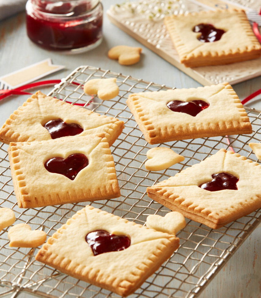 Vanillecreme auf der ausgekühlten Blätterteigpizza verteilen. Mit Erdbeeren belegen und sofort servieren oder bis zum Verzehr im Kühlschrank aufbewahren.