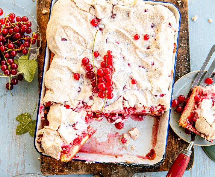 Ribiselkuchen mit Schneehaube