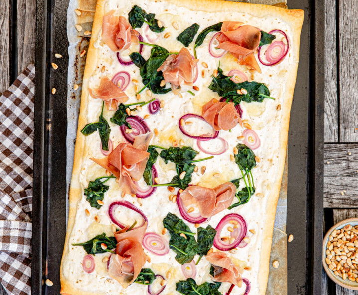 Pizza Bianca mit Prosciutto und Spinat