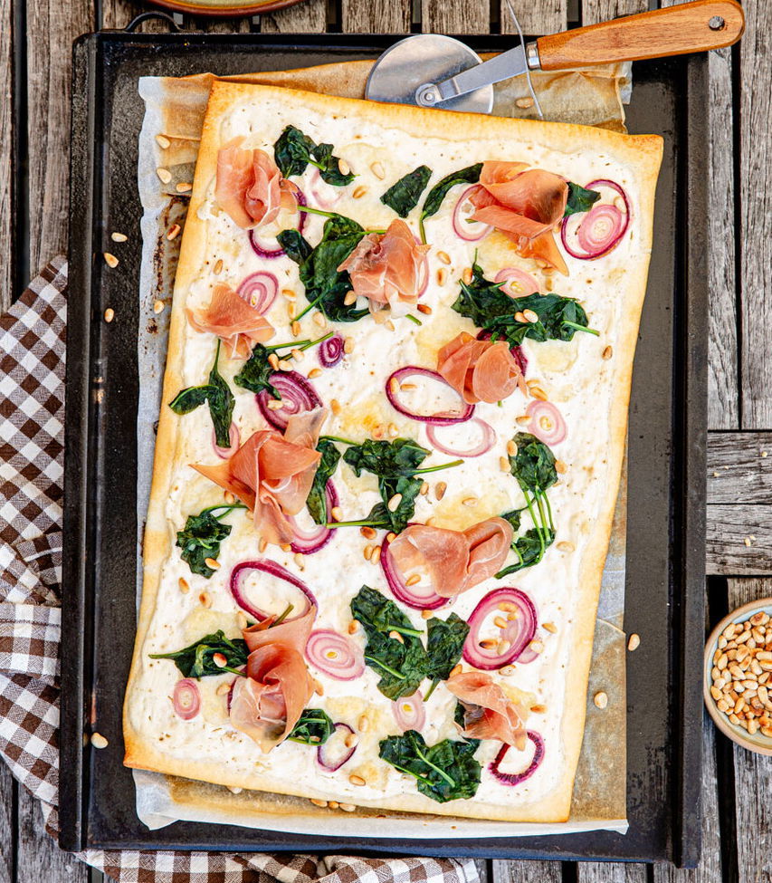 Pizza Bianca mit Prosciutto und Spinat