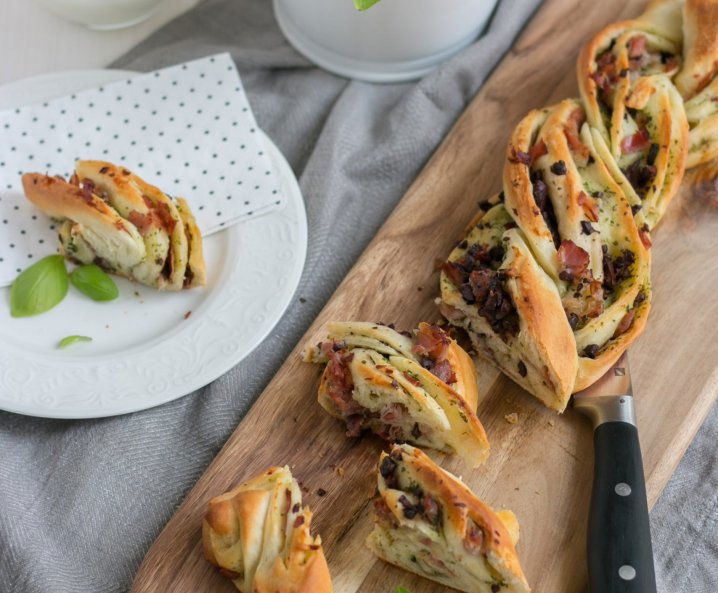 Fonott kenyér baconnel és fűszeres vajjal