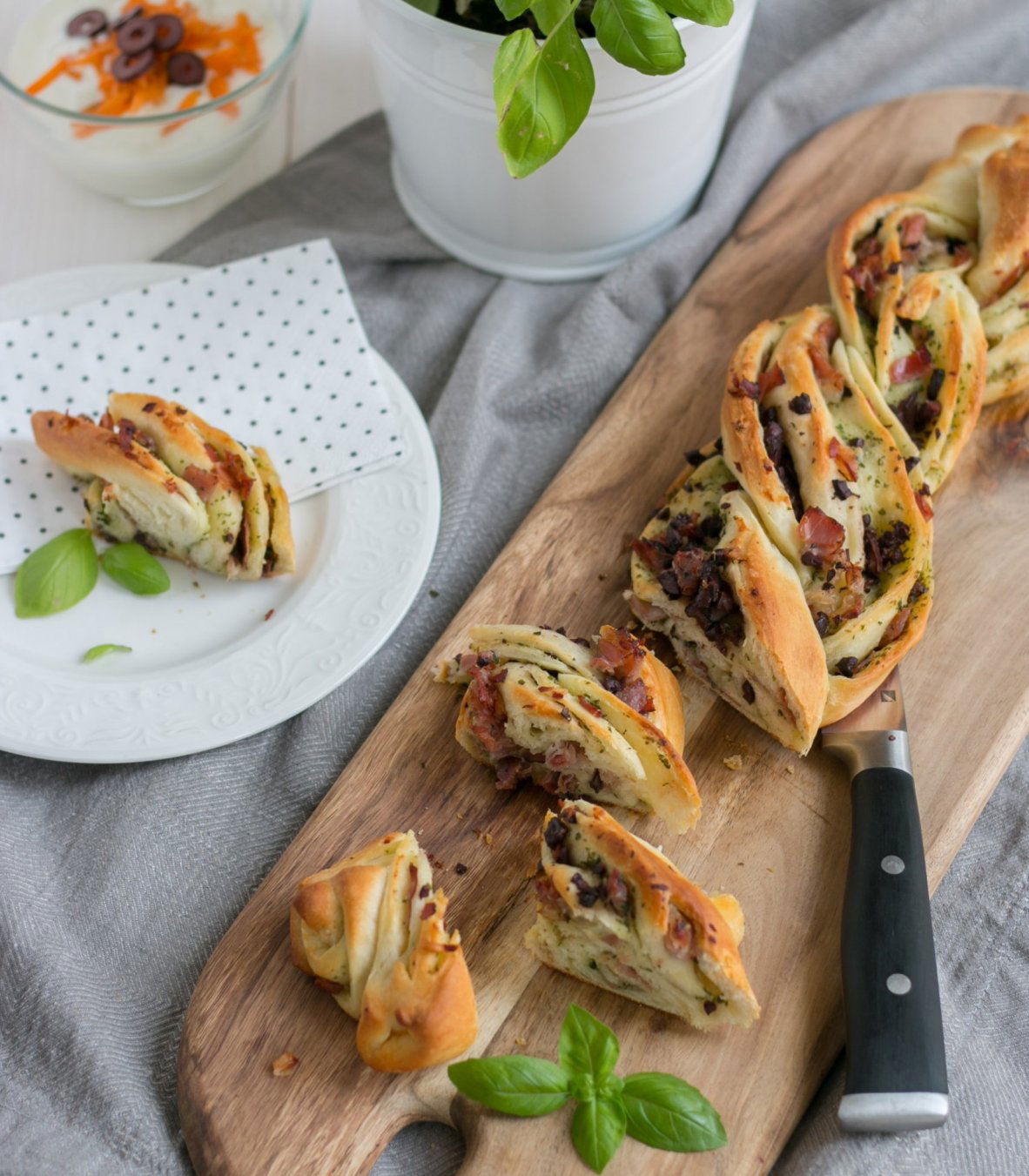 Fonott kenyér baconnel és fűszeres vajjal
