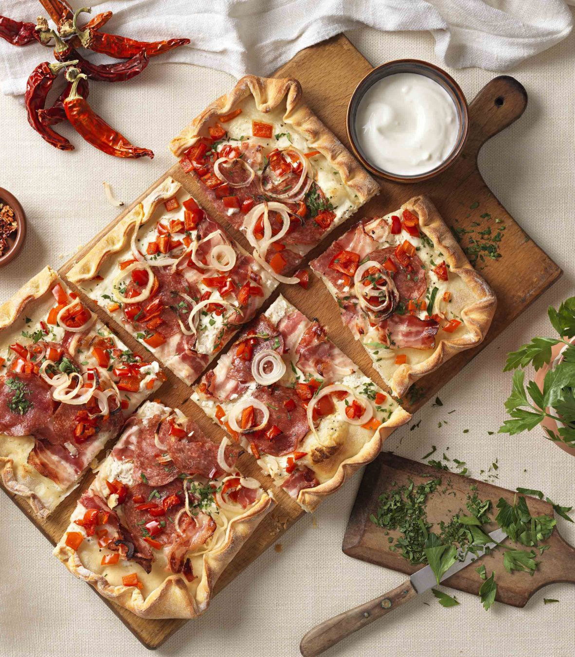 Magyaros pizza szalámival és paprikával
