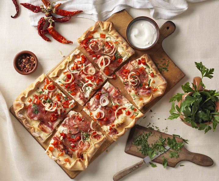Magyaros pizza szalámival és paprikával
