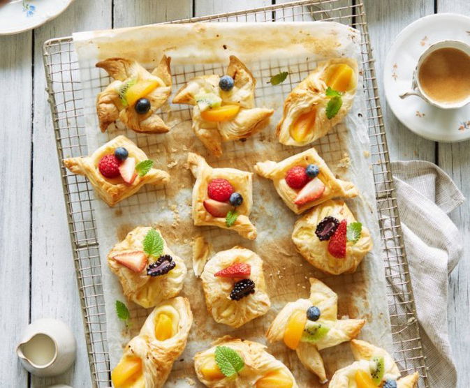 bladerdeeg pakketjes met vers fruit