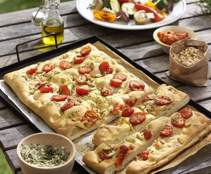 Focaccia paradicsommal és fenyőmaggal