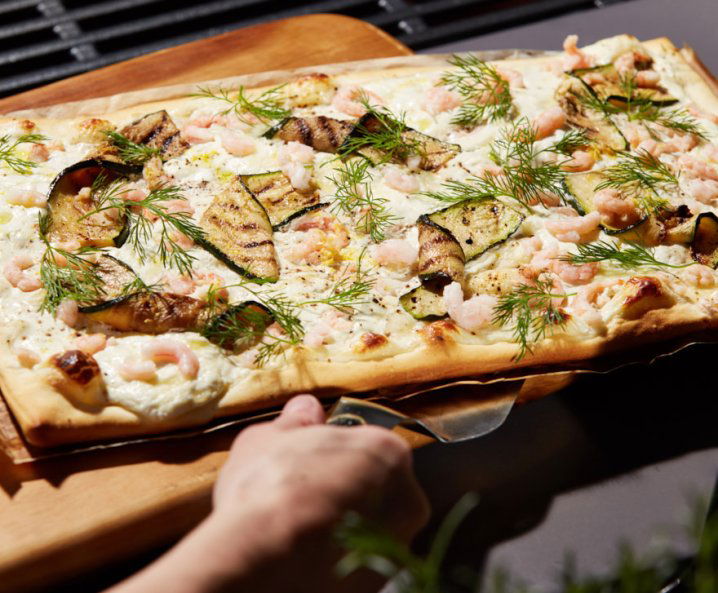 Ropogós Pizza Bianca garnélarákkal, grillezett cukkinivel és burratával