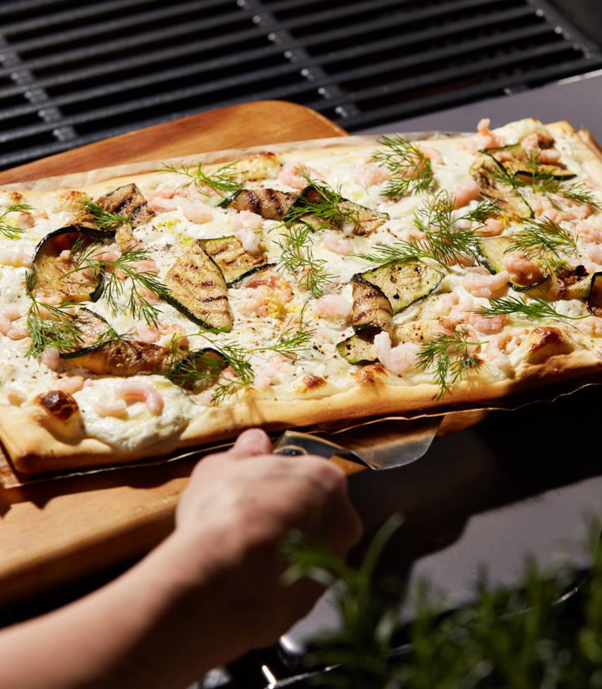 Ropogós Pizza Bianca garnélarákkal, grillezett cukkinivel és burratával