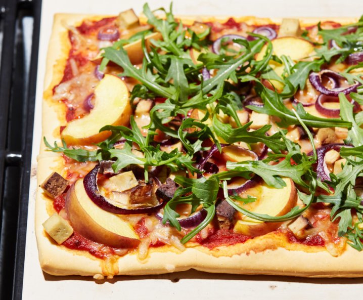 Vegán pizza füstölt tofuval, őszibarackkal és rukkolával