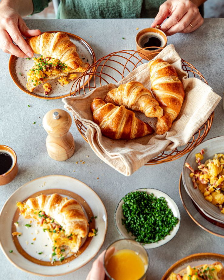 kiadós reggeli croissant