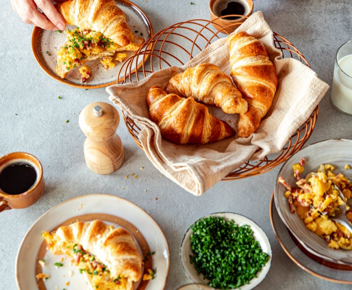 kiadós reggeli croissant