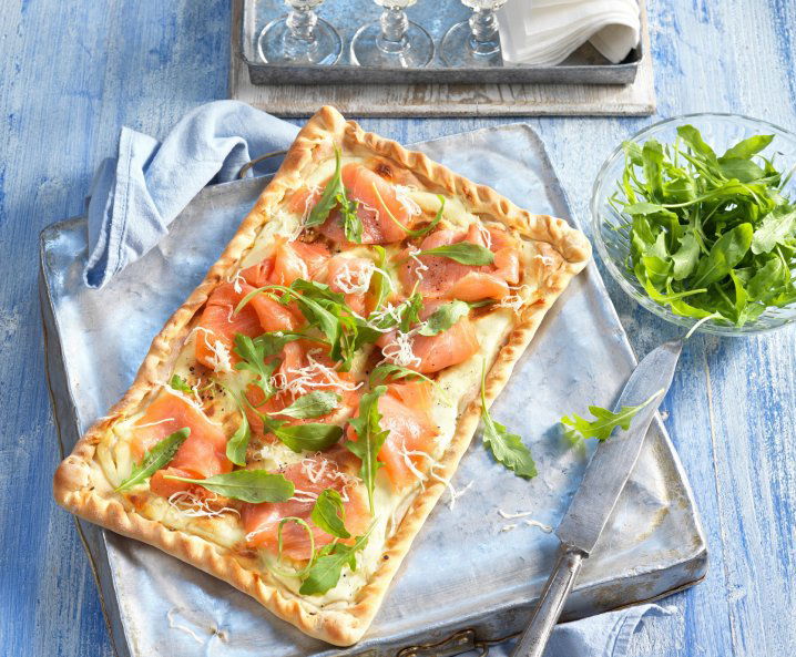 Flammkuchen met gerookte zalm en rucola