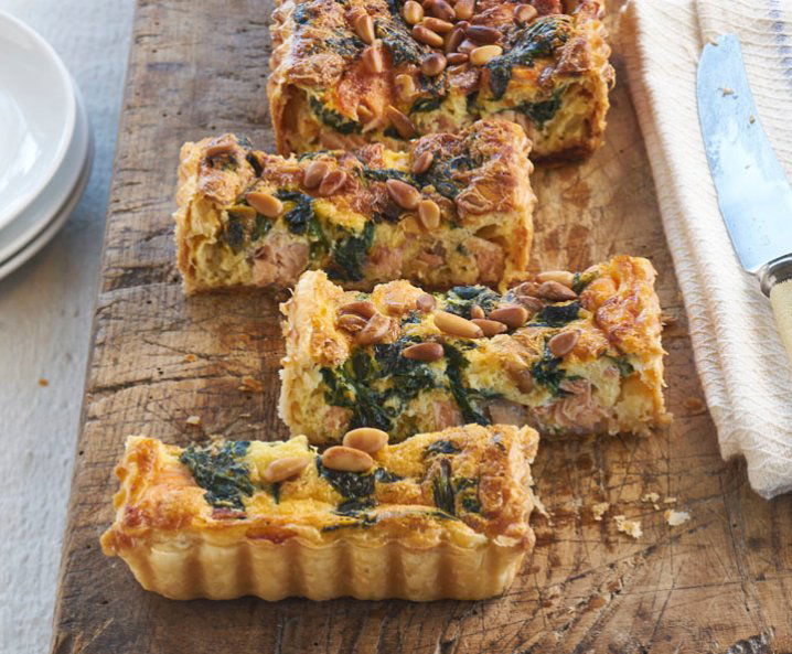 spinazie-zalm-quiche-staand-gesneden
