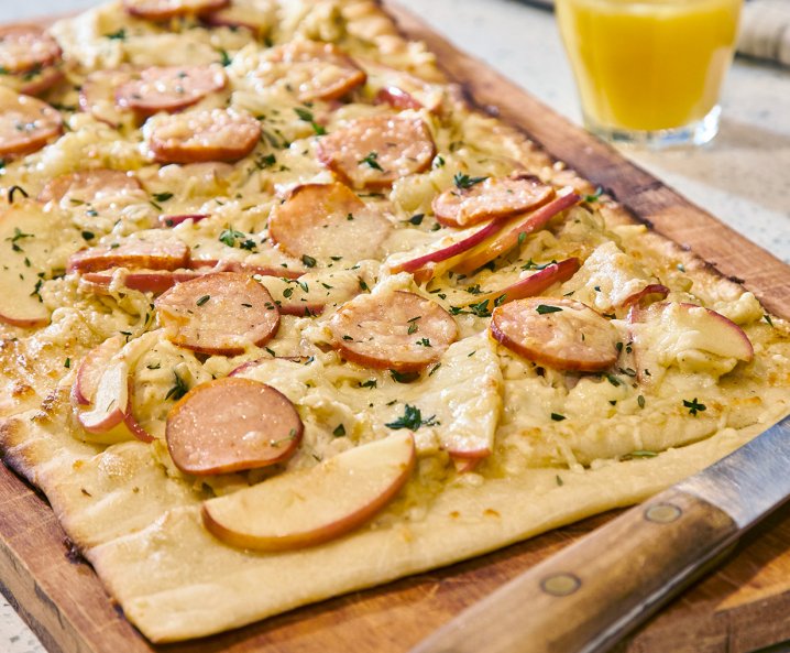 Ontbijtpizza geserveerd op houten plank