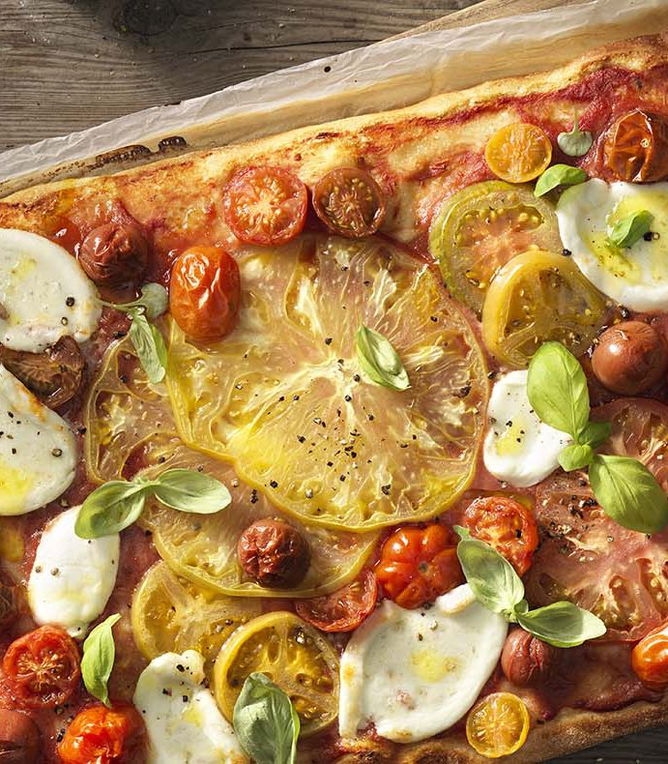 Pizza met bonte tomaten