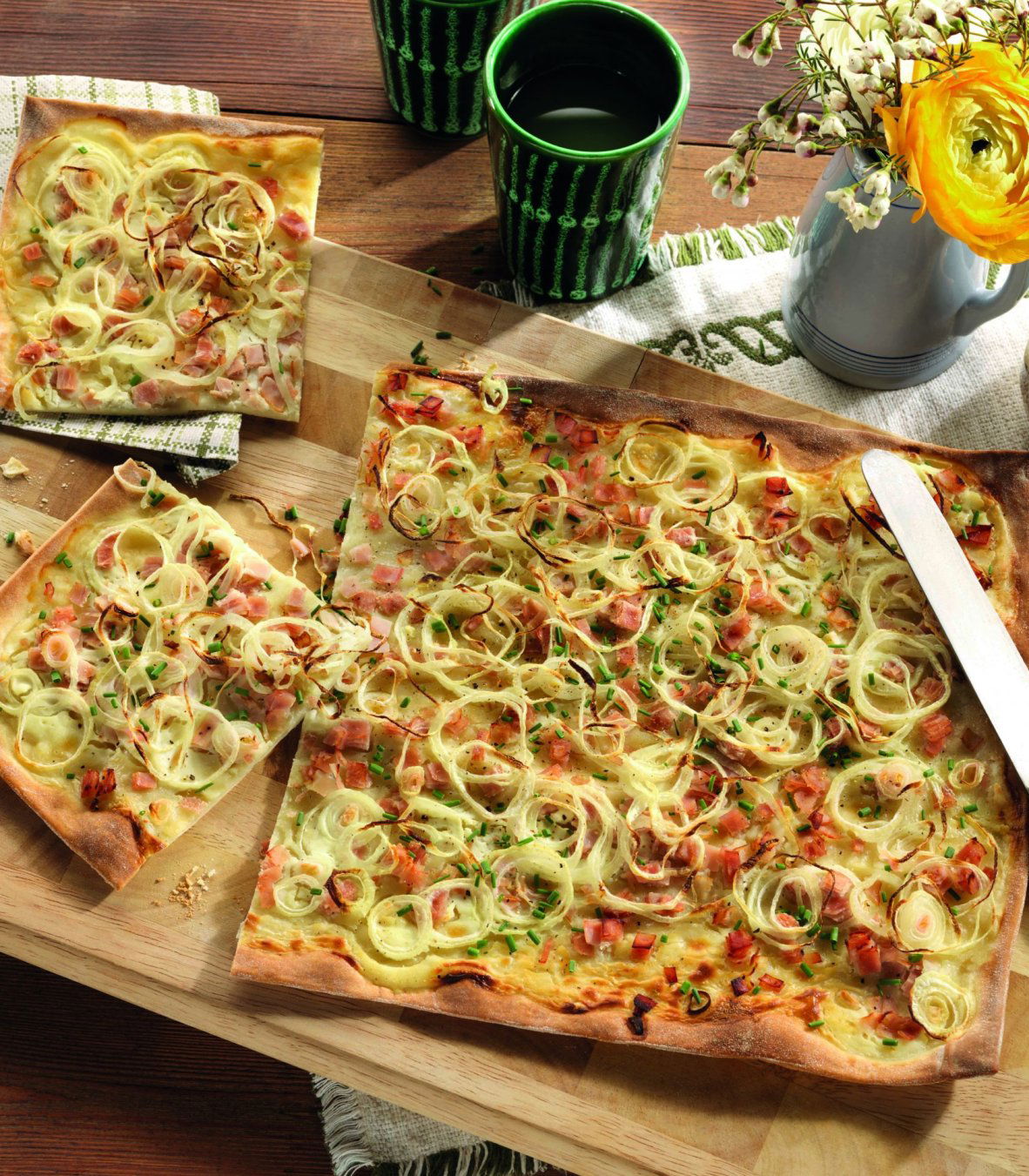 Flammkuchen met ham en ui - Tante Fanny.nl