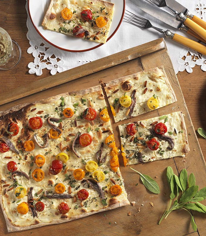 Flammkuchen met bonte tomaten en ansjovis - Tante Fanny