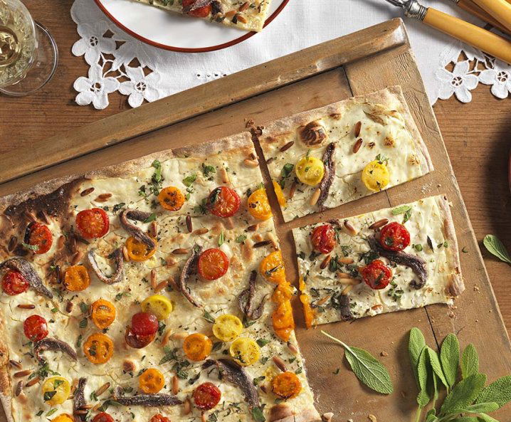 Flammkuchen met bonte tomaten en ansjovis - Tante Fanny
