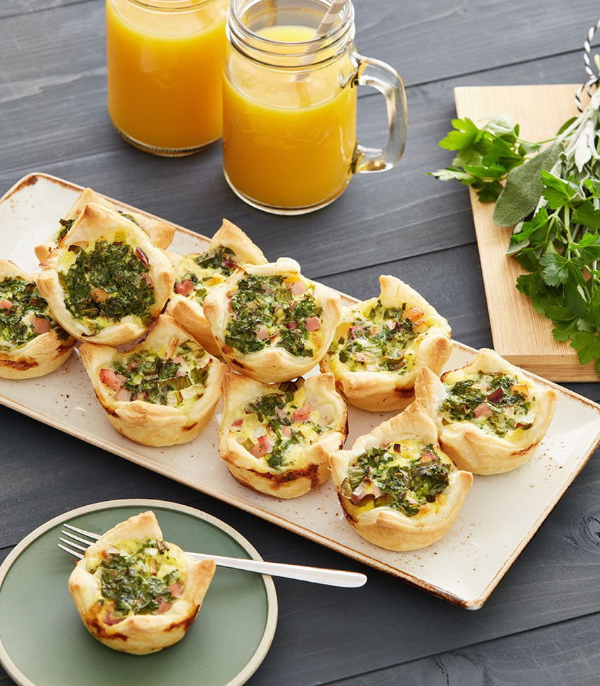 Mini quiches van bladerdeeg met voorjaarskruiden