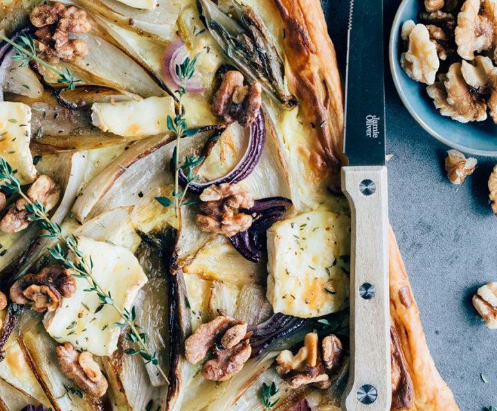 Recept: bladerdeeg plaattaart met witlof en brie