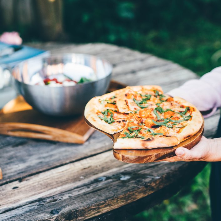Gezonde pizza geserveerd op houten plank