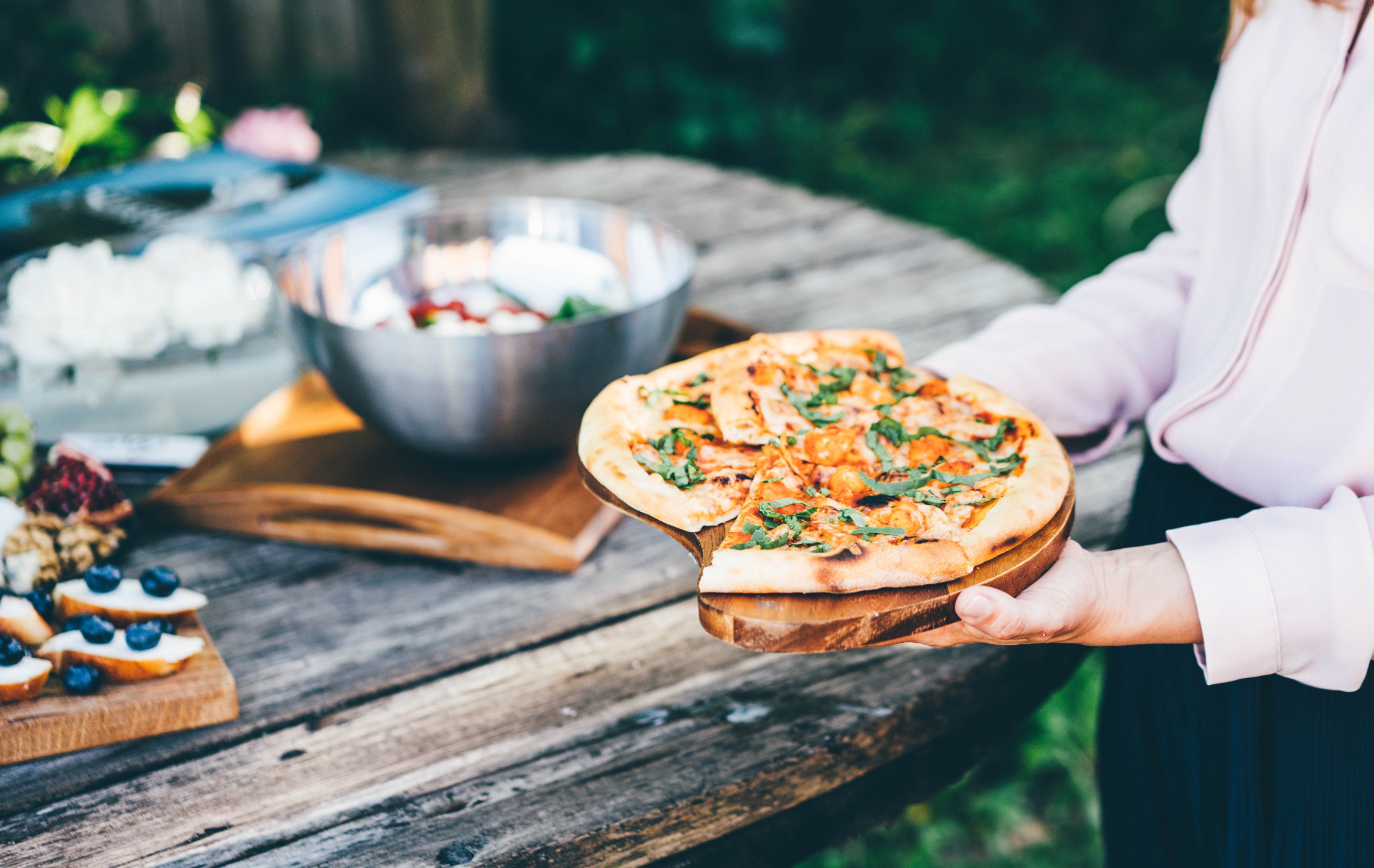 Gezonde pizza geserveerd op houten plank