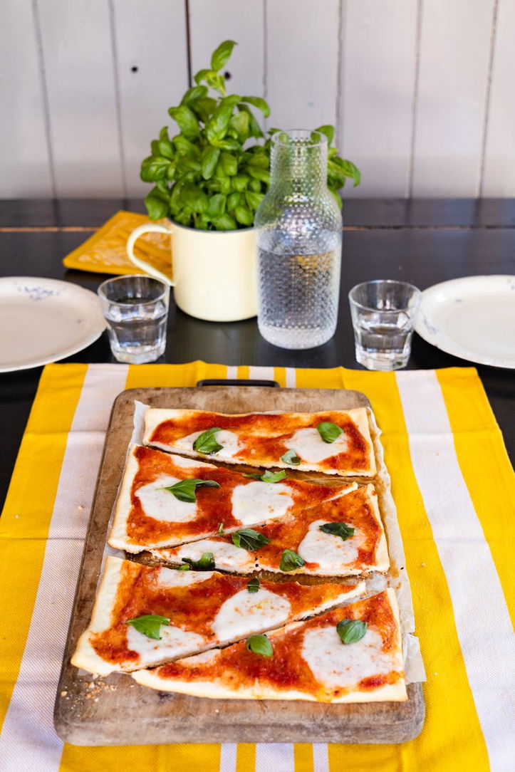 BBQ pizza margherita