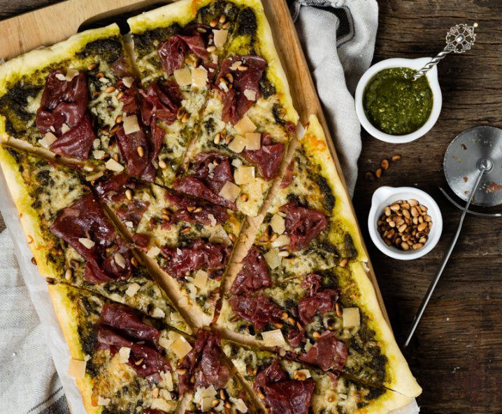 Recept: Pizza met carpaccio, Parmezaanse kaas en pesto