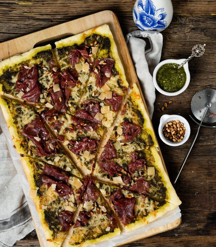 Recept: Pizza met carpaccio, Parmezaanse kaas en pesto