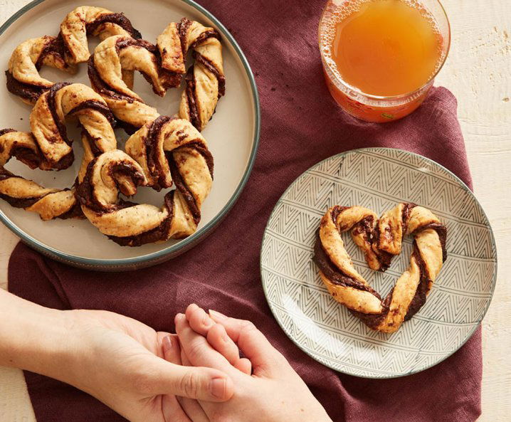 Valentijnsdag hartjes - chocolade bladerdeeg stengels