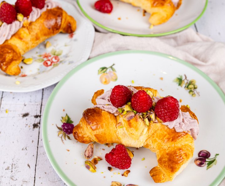 Frambozen croissants met pistachenoten