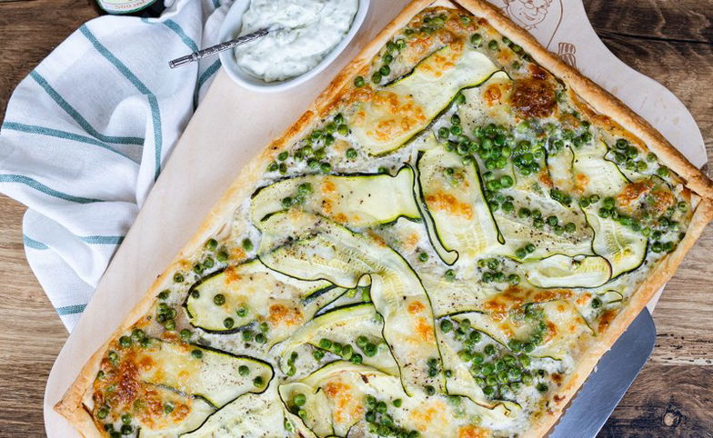 lente plaattaart met courgette en doperwten