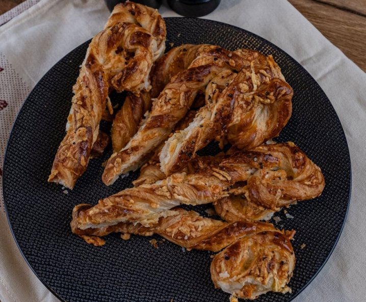 Recept: Sinterklaasstafjes van bladerdeeg met kaas