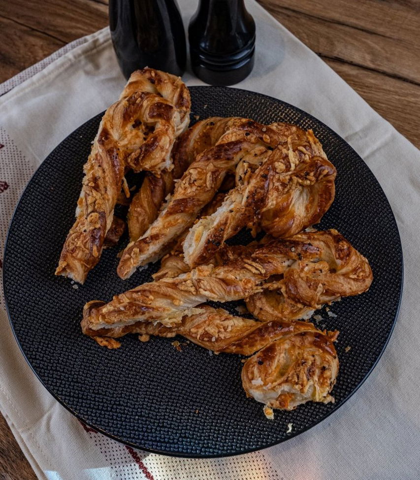 Recept: Sinterklaasstafjes van bladerdeeg met kaas