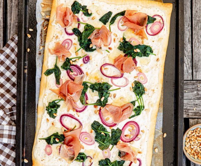 Recept foto pizza bianca met prosciutto en spinazie